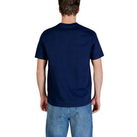 Image 2 : T-shirt Calvin Klein Jeans homme bleu marine, coupe régulière et encolure ronde, vue de face sur mannequin — Delvale
