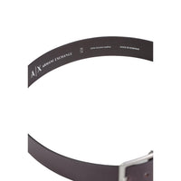 Image 4 : Gros plan sur la texture du cuir véritable marron de la ceinture Armani Exchange homme — Delvale