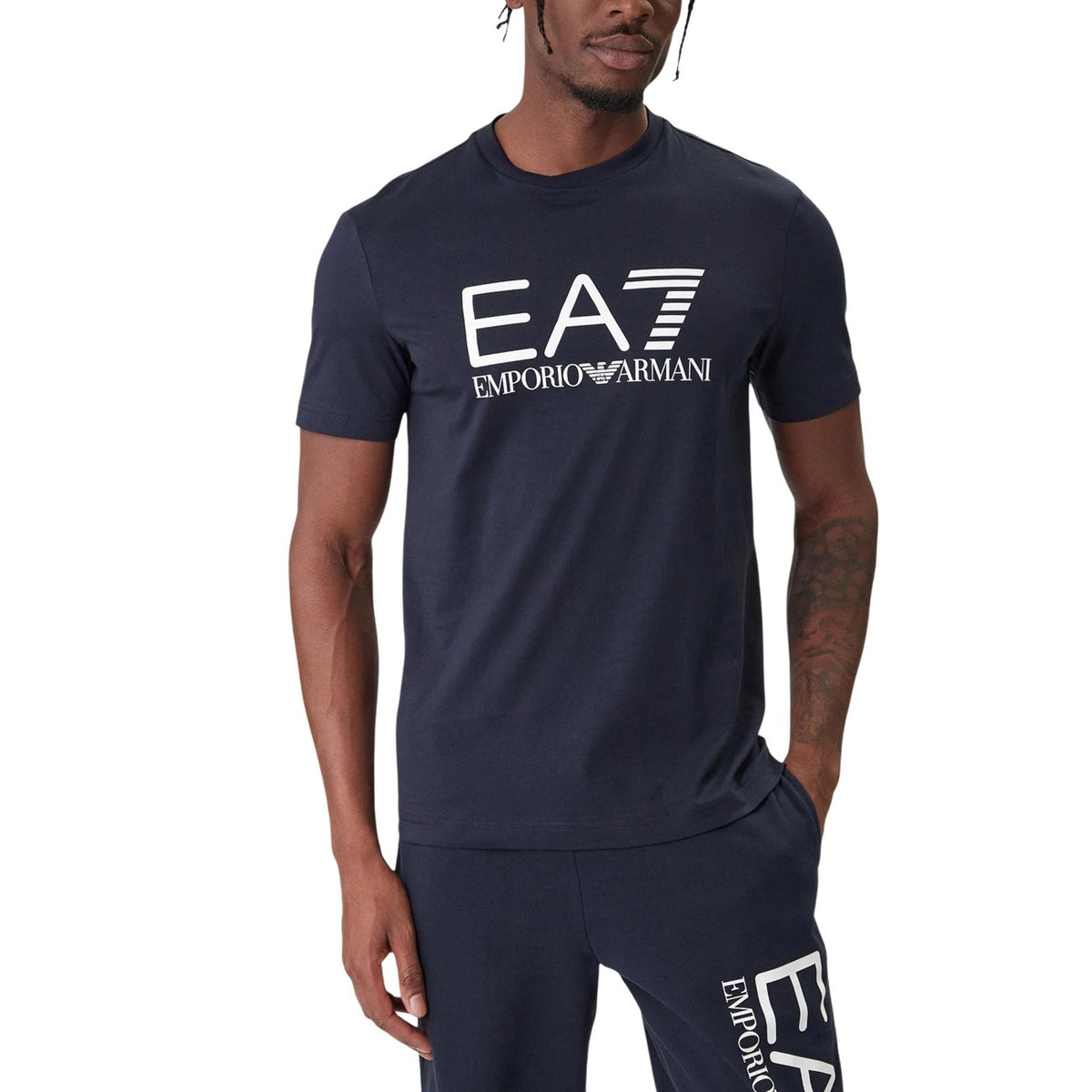 Image 7 : T-shirt EA7 noir homme porté, style casual moderne — Delvale
