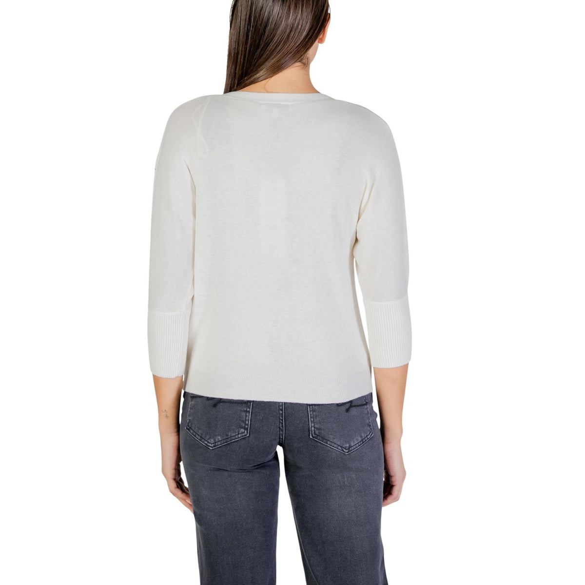 Image 4 : Silhouette féminine en cardigan Morgan De Toi blanc crème col V porté avec un jean gris anthracite, look casual chic — Delvale