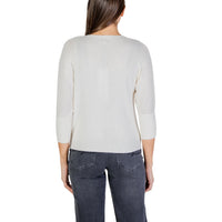 Image 4 : Silhouette féminine en cardigan Morgan De Toi blanc crème col V porté avec un jean gris anthracite, look casual chic — Delvale