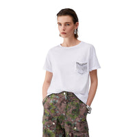 Image 5 : Détail du motif strass argenté en cascade sur la poche poitrine du t-shirt Liu Jo femme noir — Delvale