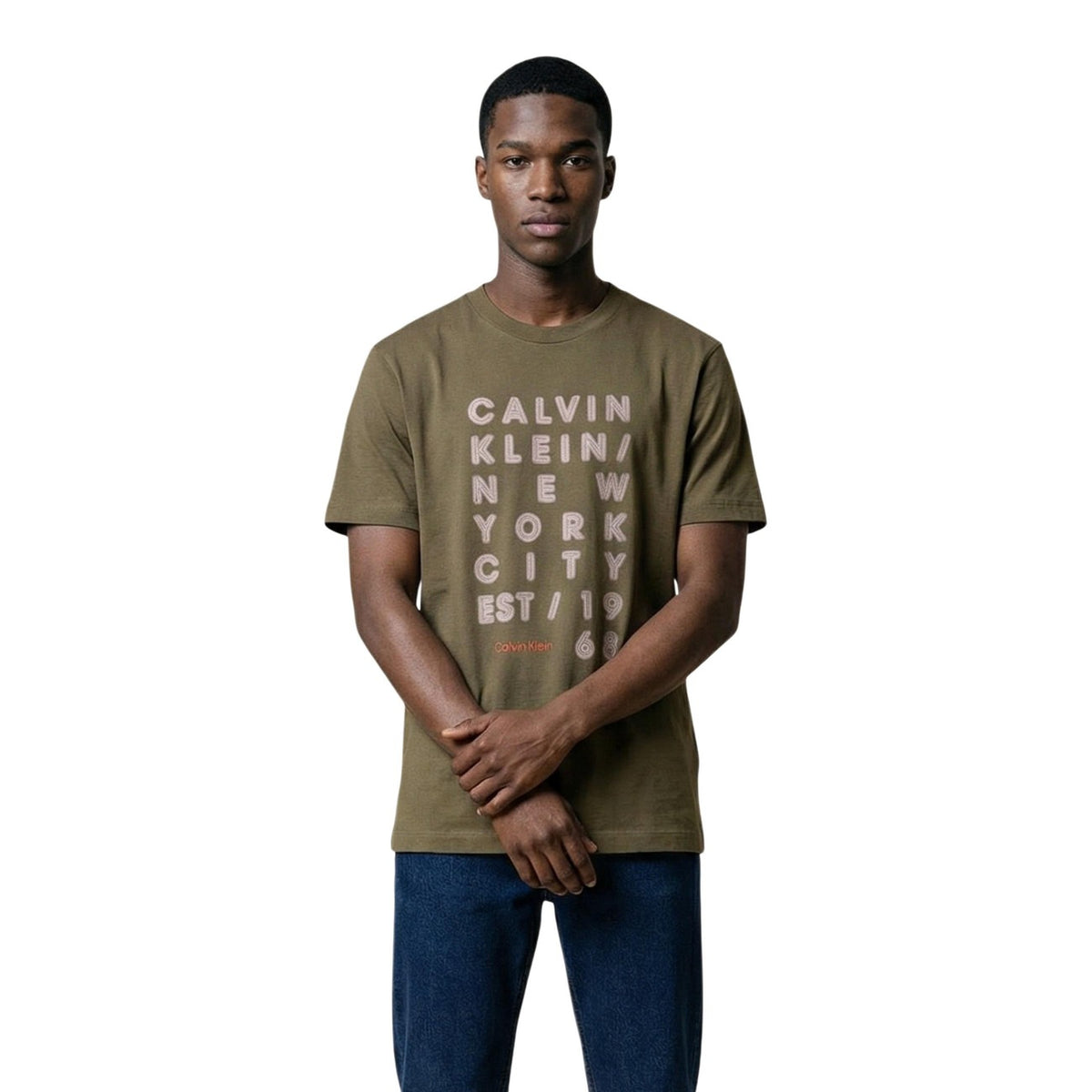 Image 5 : T-shirt Calvin Klein Jeans homme beige porté, style décontracté moderne — Delvale