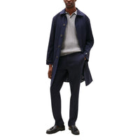 Image 3 : Détail de la coupe et de la matière du pantalon habillé Tommy Hilfiger homme bleu marine, tissu fluide légèrement stretch — Delvale