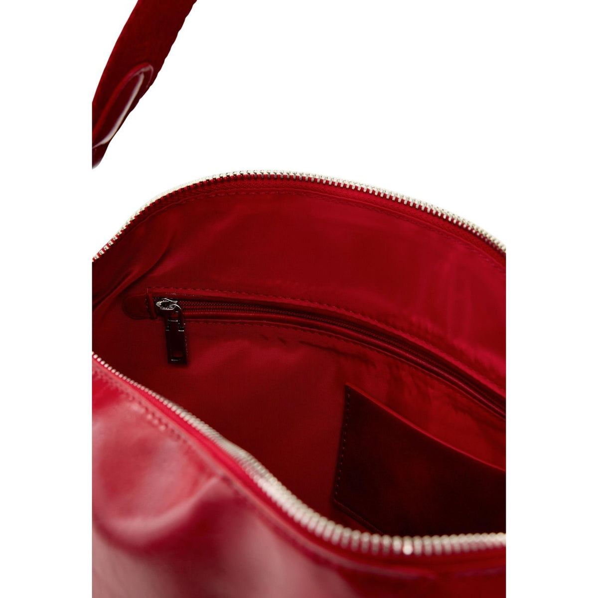 Image 2 : Détail sac Desigual rouge brillant effet verni avec finition craquelée et fermeture zip — delvale
