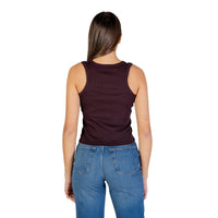 Image 2 : Vue de face du top sans manches côtelé Calvin Klein Jeans couleur bordeaux profond sur mannequin femme — Delvale