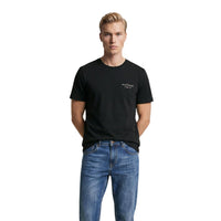 Image 7 : Silhouette complète homme en t-shirt rouge Tommy Hilfiger Jeans et pantalon noir — Delvale